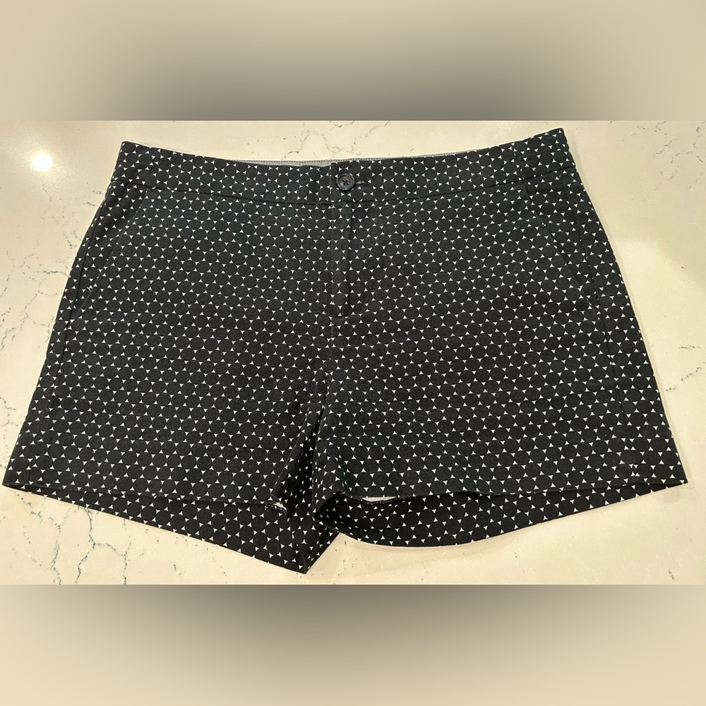 Banana Republic Black and White Shorts Hampton Fit
